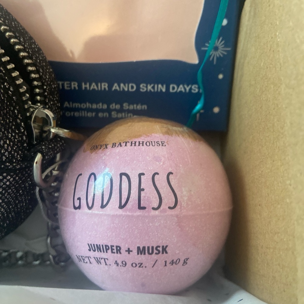 Self care gift box 🎁 scrub, SkinnyDip London Rhinestone bag, & pamper box - Picture 5 of 11